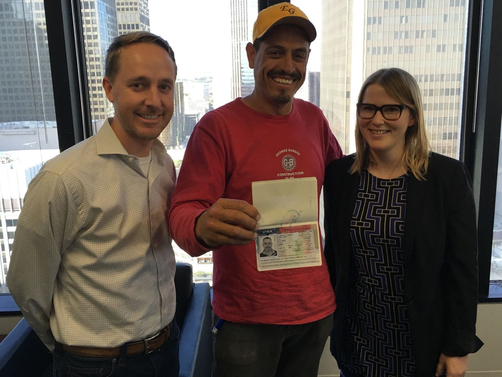 Eduardo con su pasaporte y tarjeta