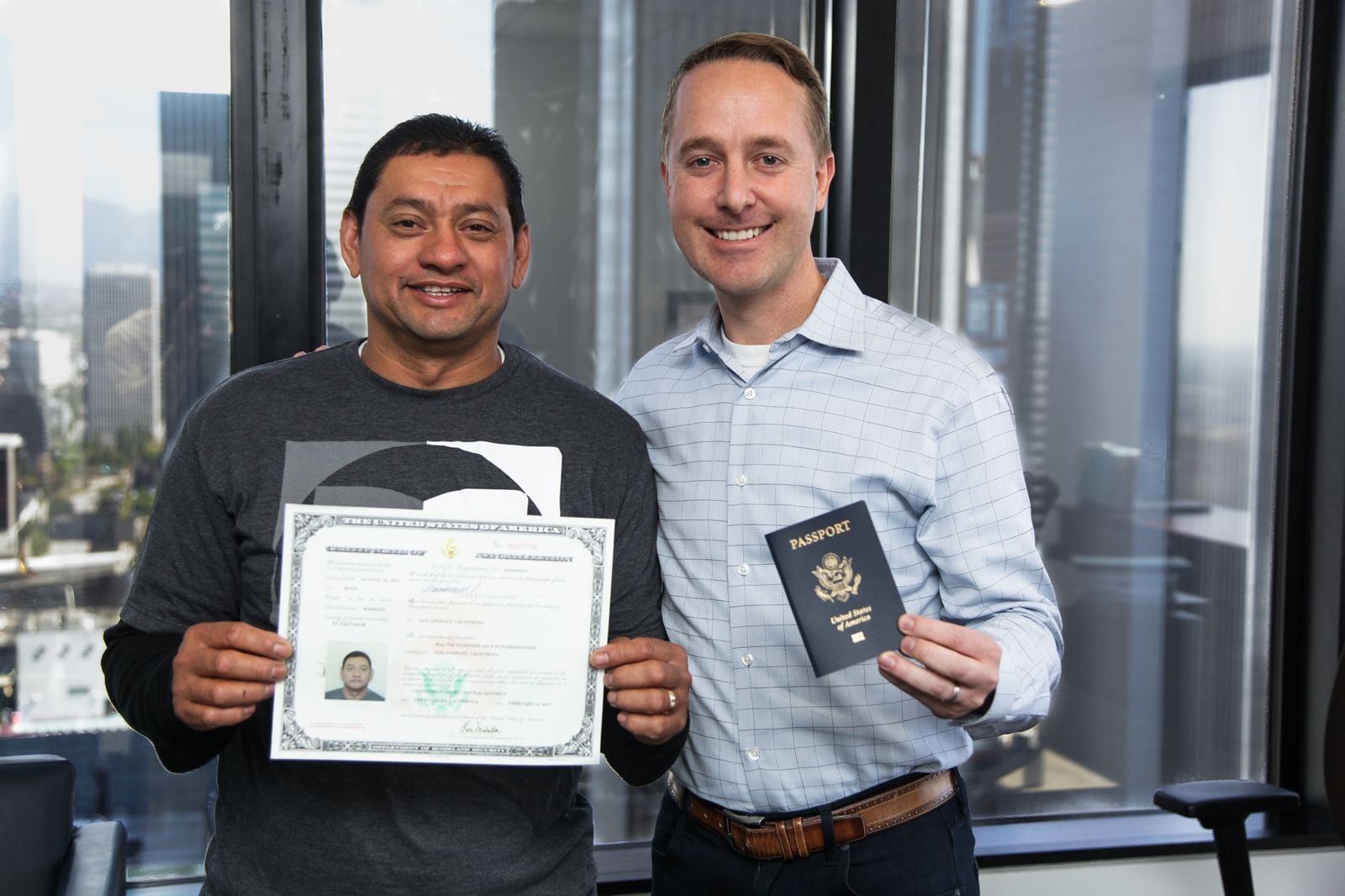 Cliente celebrando su certificado de ciudadanía con Eric Price