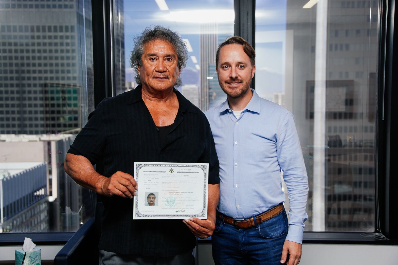Joaquín con su certificado junto a Eric Price