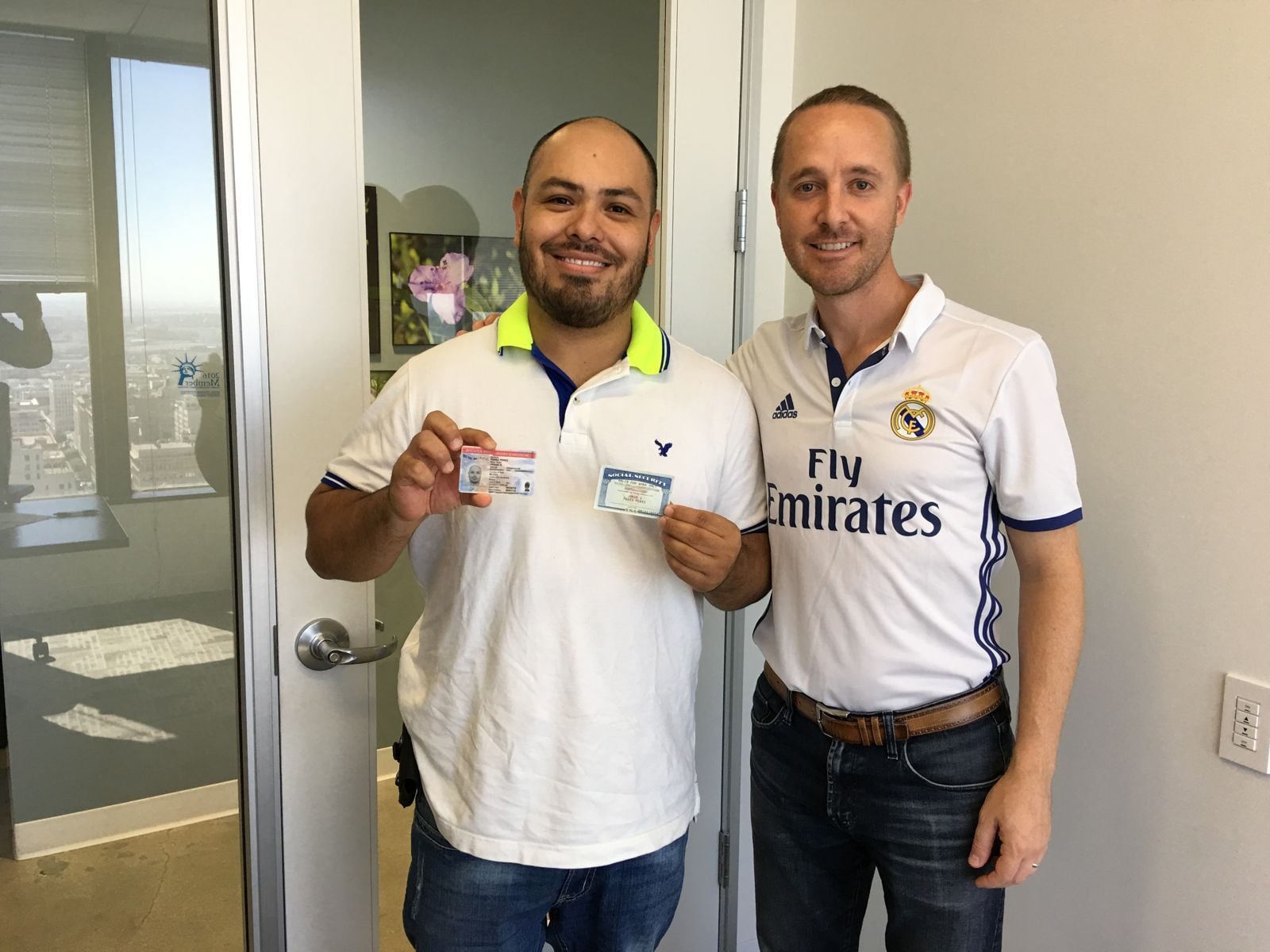 Jorge Gabriel con sus tarjetas