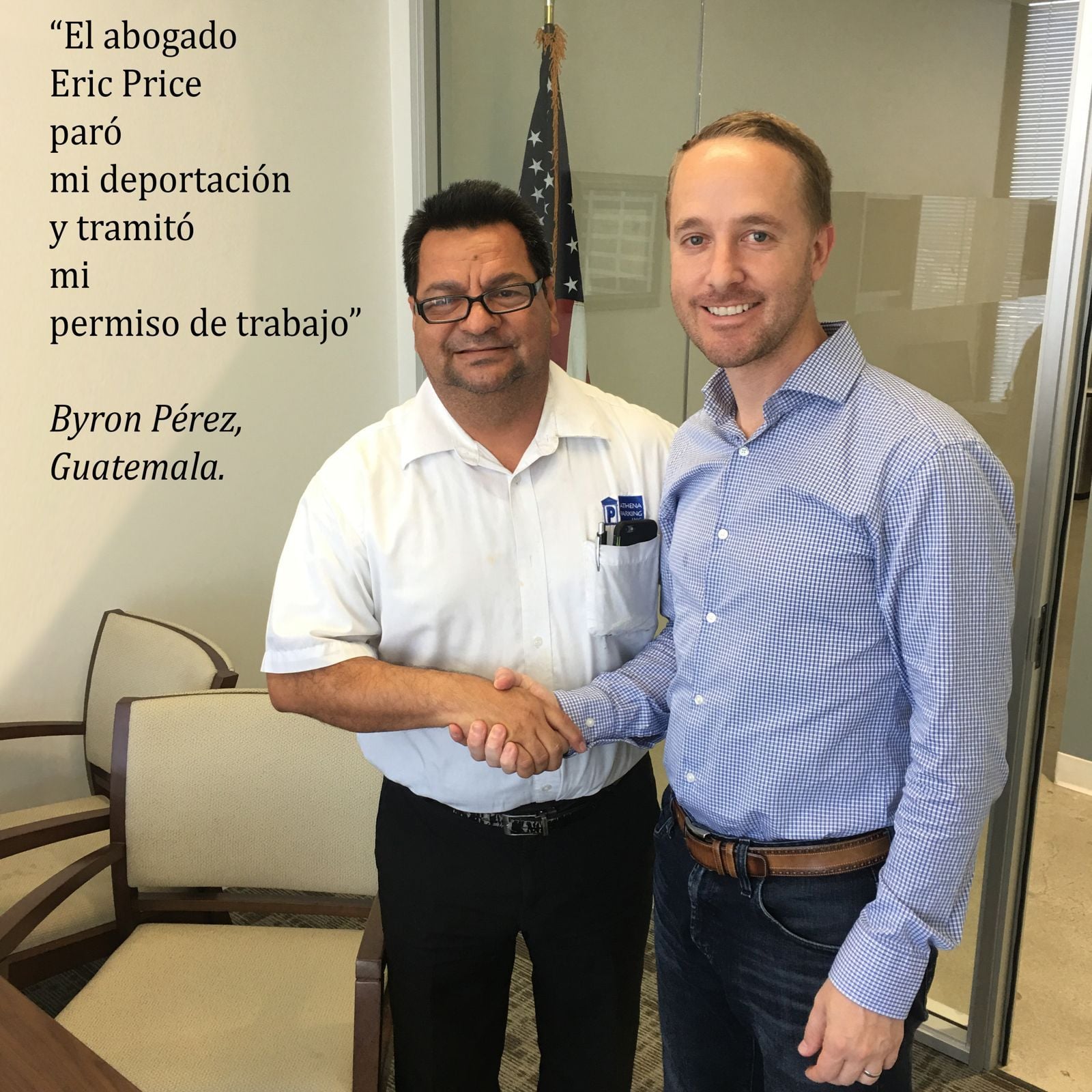 Byron Pérez dando la mano a Eric Price