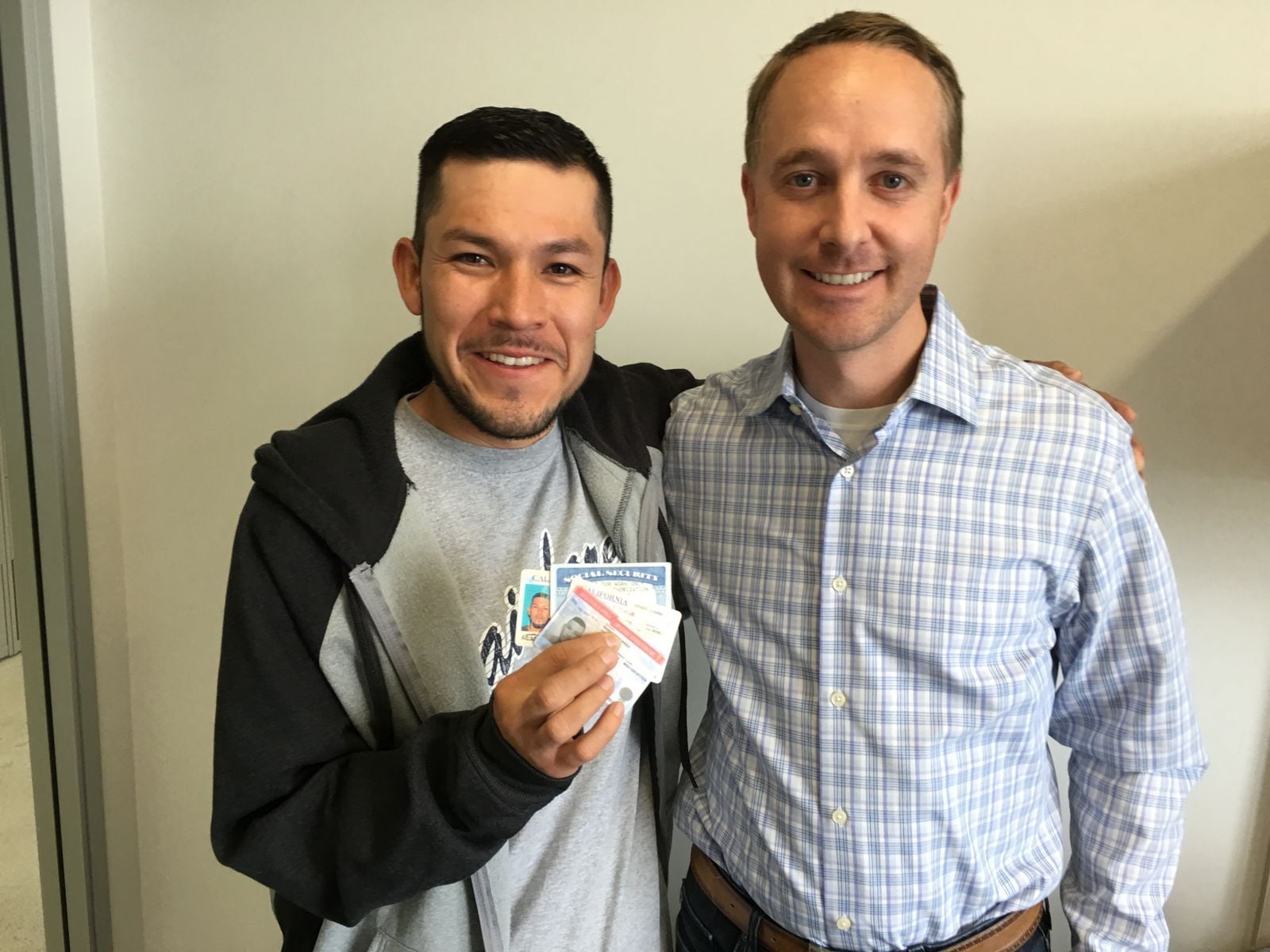 Moisés con sus tarjetas junto a Eric Price