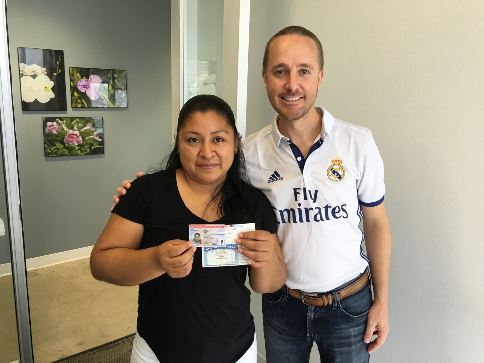 María con su permiso de DACA