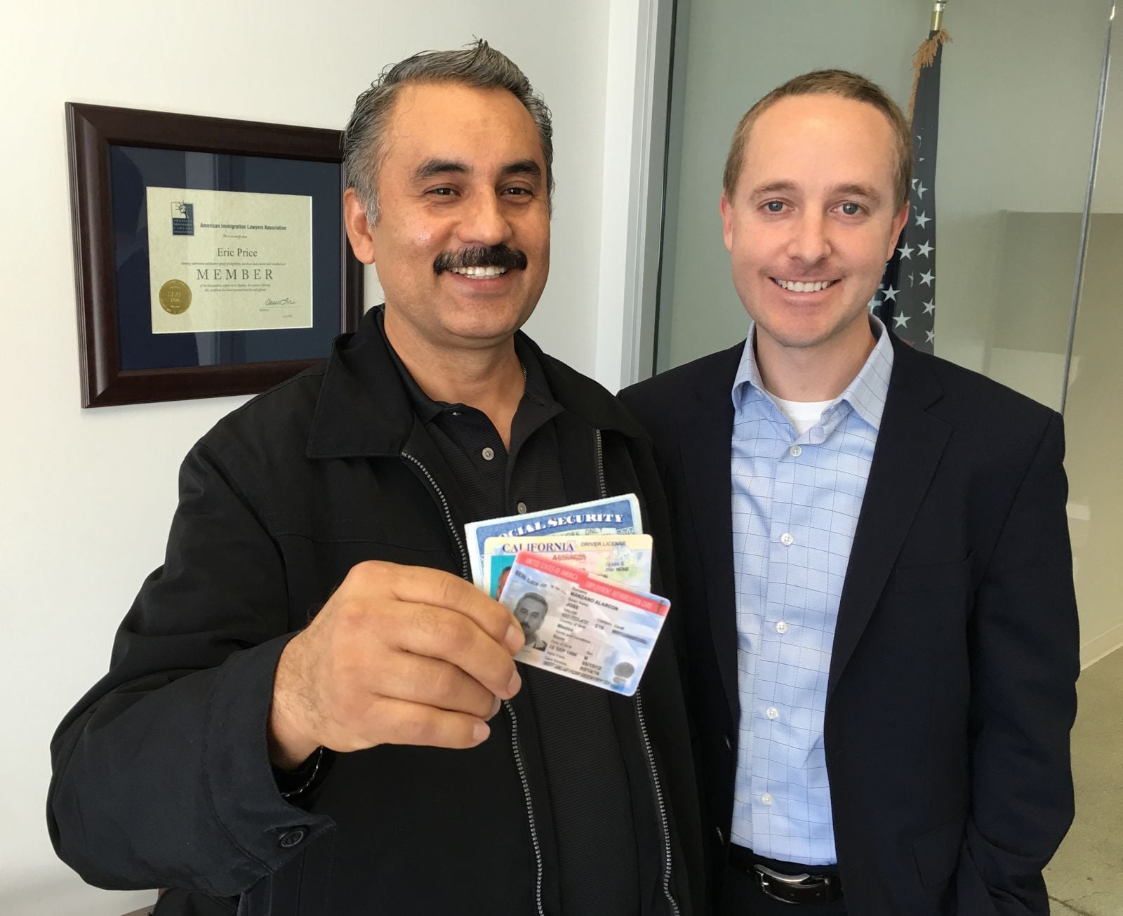 José con sus tarjetas junto a Eric Price